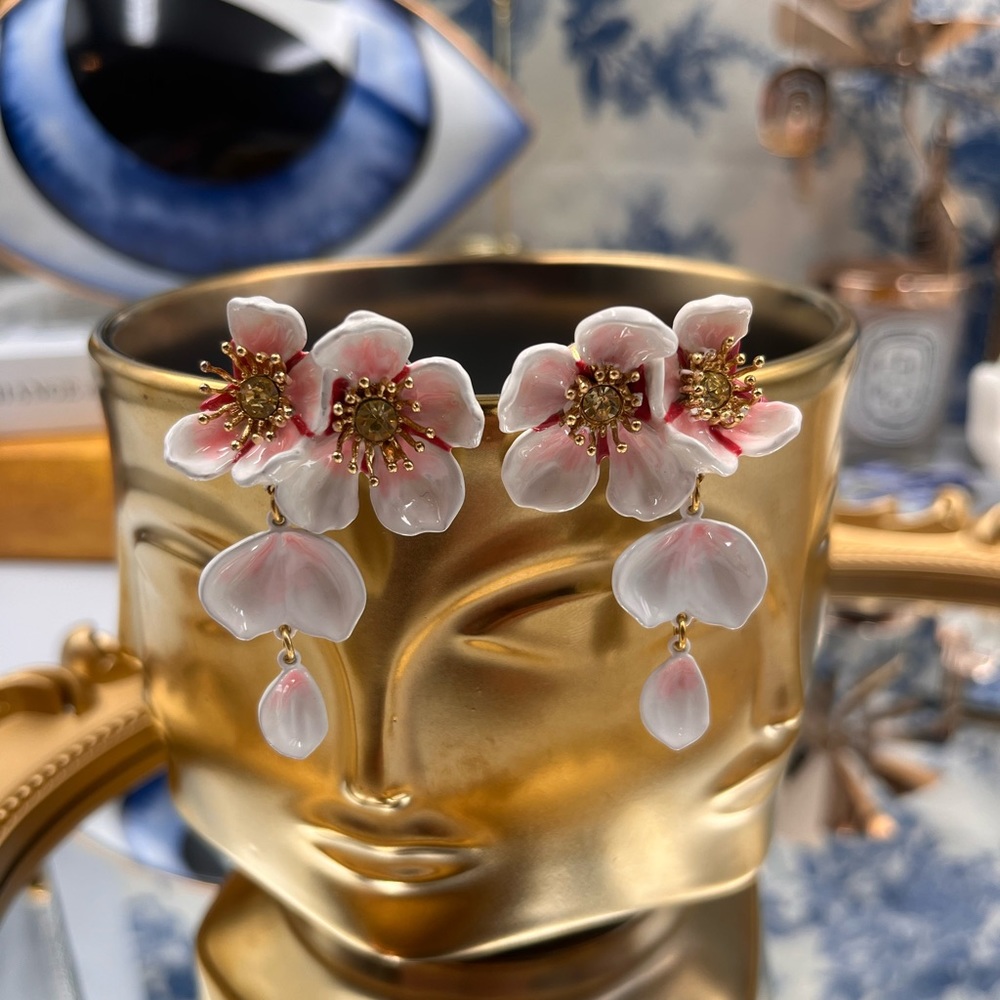 🆕 LES NEREIDES 🧿 NWOT White Cherry Blossom Dangling Earring - Picture 16 of 17